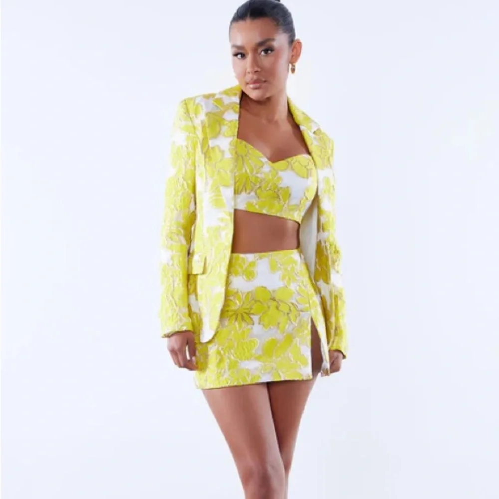 Fashion Nova Poppy Embroidered Yellow Blazer NWT - Picture 4 of 11